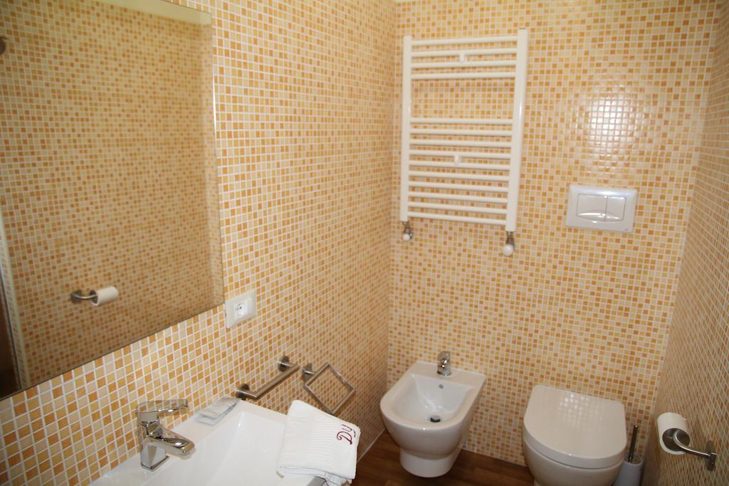 Domus Yenne Suites كالياري الغرفة الصورة