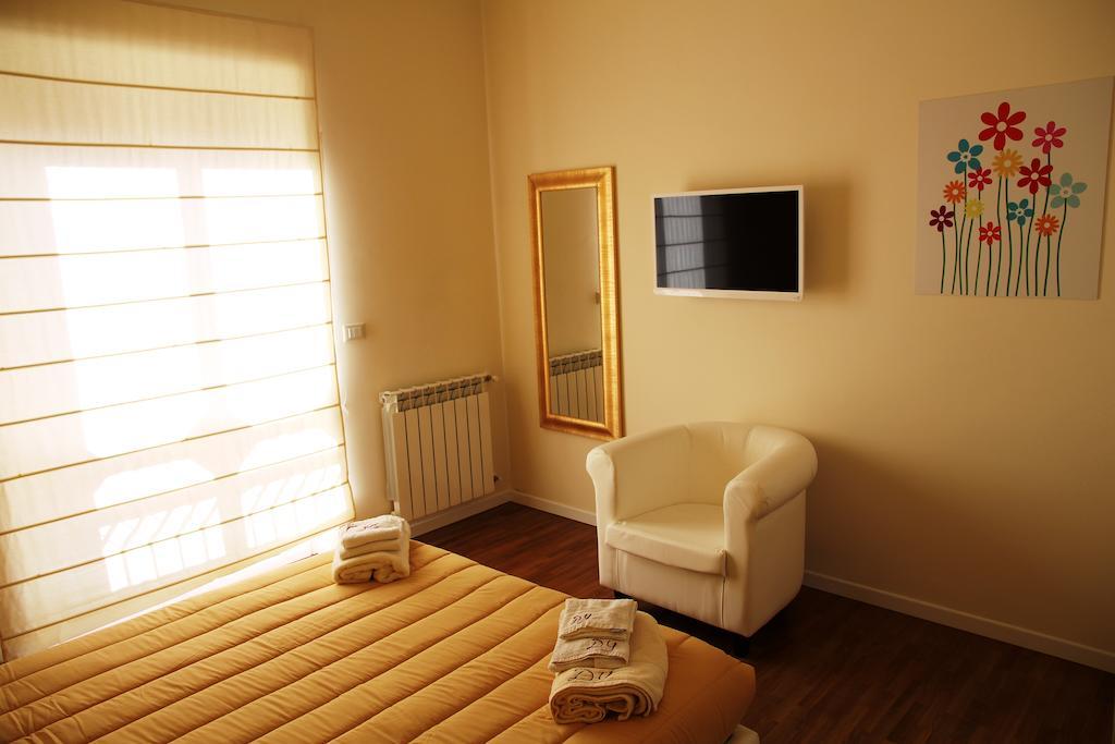 Domus Yenne Suites كالياري الغرفة الصورة